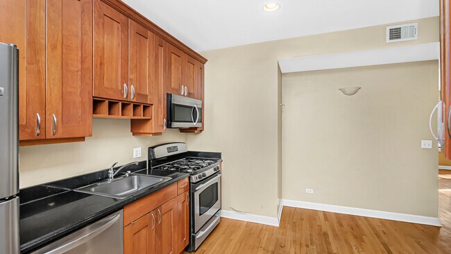 Building Photo - 6442 N Leavitt St