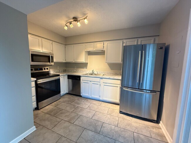 Foto del edificio - 3-Level End-Unit Townhome Near I-24 & Tang...