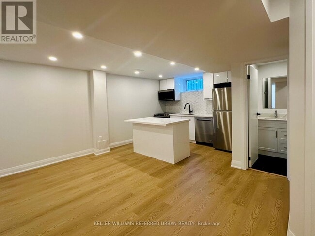 Building Photo - 906 Marinet Crescent