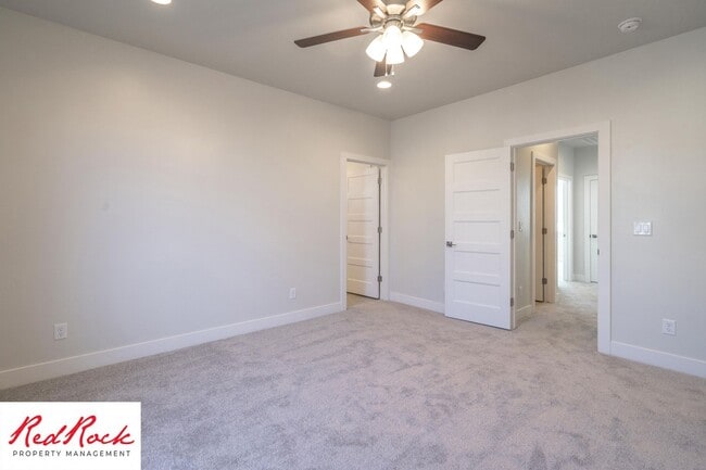 Foto del edificio - Newer 3 Bedroom Townhome. END UNIT!