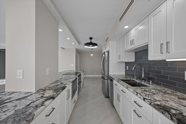 Building Photo - 5540 N Ocean Dr