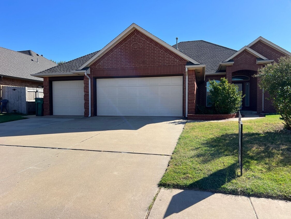 Executive Home in Yukon Schools - Executive Home in Yukon Schools