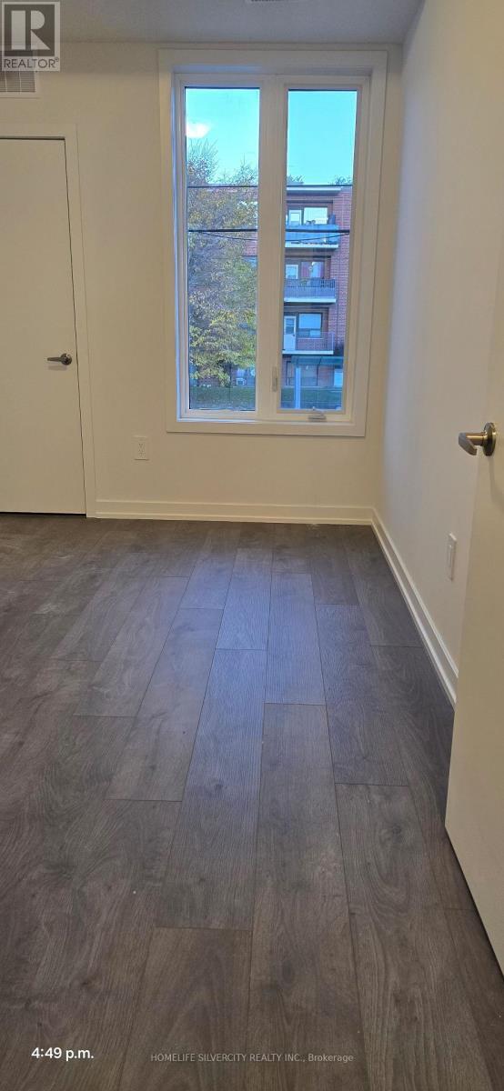 Photo du bâtiment - 1680 Victoria Park Ave