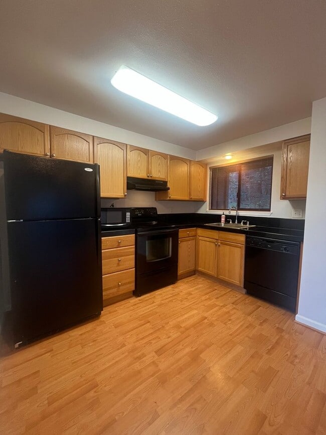 Building Photo - 2-Bedroom 2-Bathroom Condo POOL, HOT TUB and GYM included