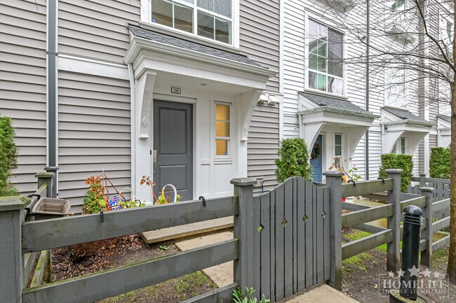 Photo du bâtiment - Stylish & Spacious 2-Bedroom, 2-Bathroom Townhome in Prime Abbotsford Location