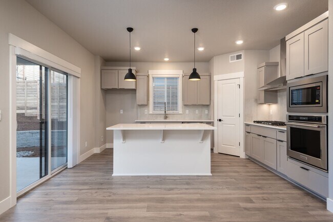 Building Photo - 5 Bdrm 3 bath  Located in the Lodges at Ba...