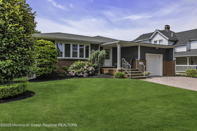 Building Photo - 217 3rd Ave
