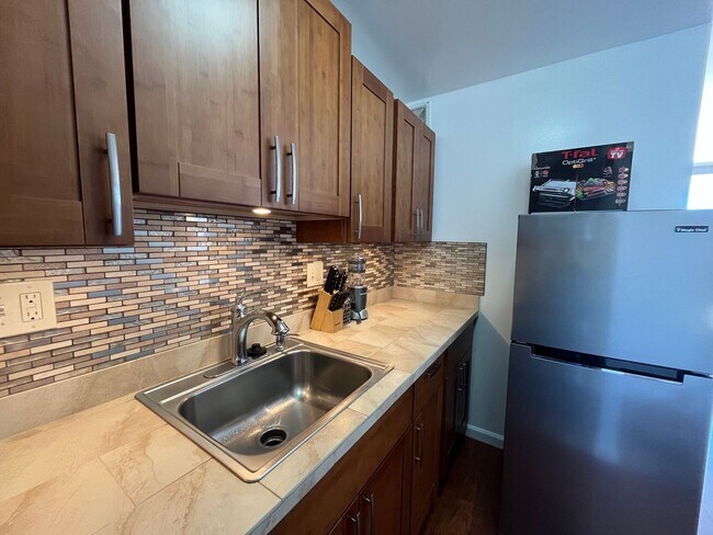 Foto del edificio - Makikilani Plaza Studio w/ 1 parking stall.  Avail 6/30/26
