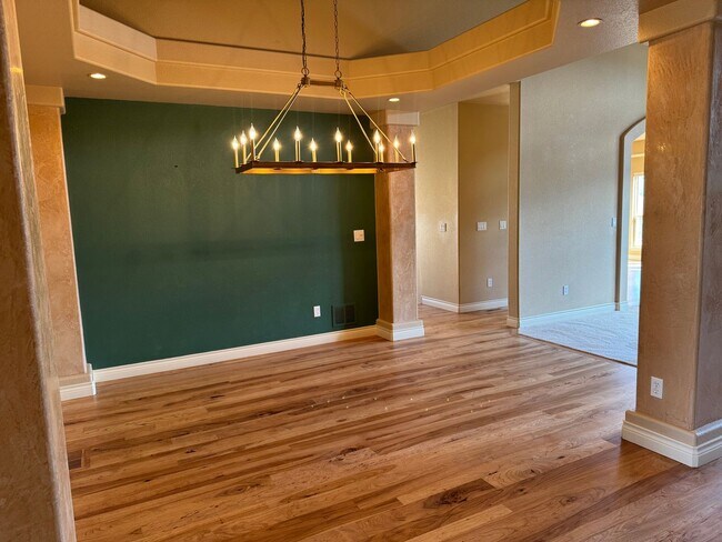 Building Photo - Prime location! 5 bed, 4 bath, 3 car!
