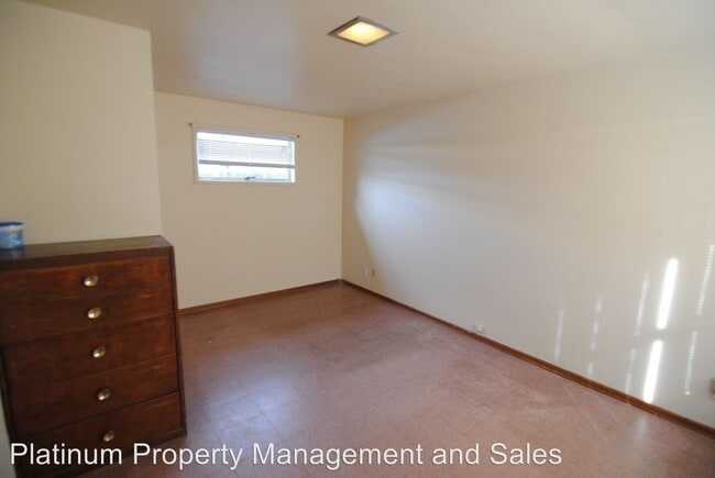Building Photo - 1350 N Devon Ave