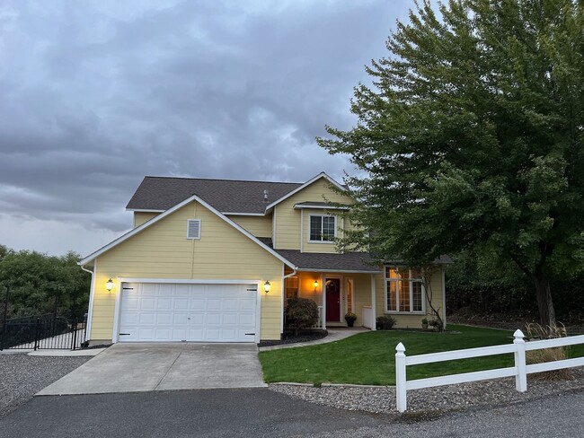 Building Photo - Beautiful 3 Bedroom Home on 0.65 Acres wit...