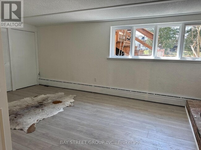 Building Photo - 460 Chartwell Rd