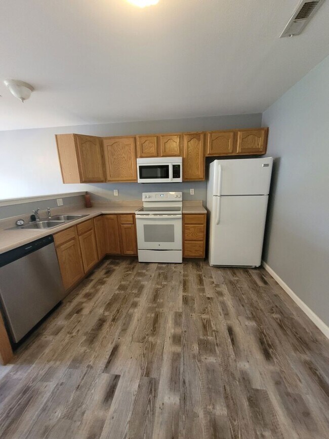 Building Photo - 404 Shade Tree Lane