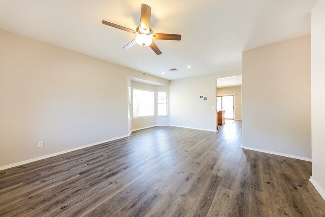 Foto del edificio - 3405 N 129th Dr