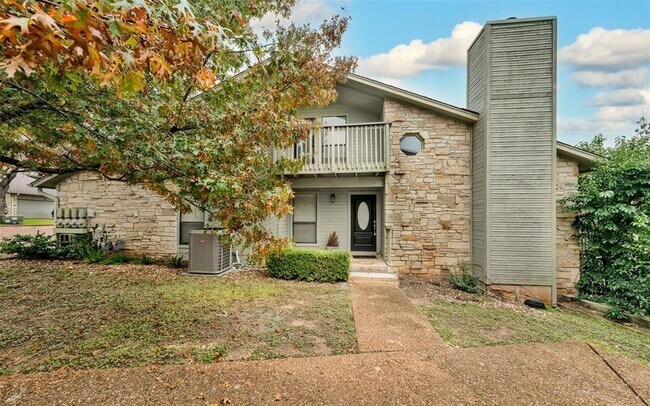 Foto del edificio - 4404 Travis Country Cir