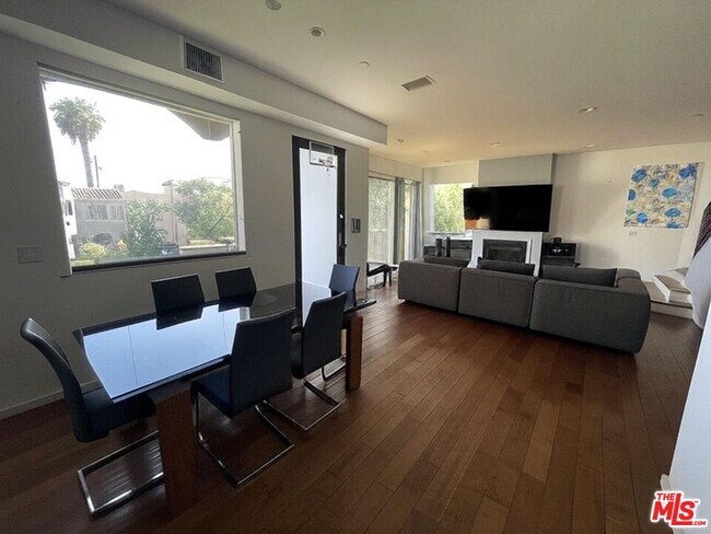 Foto del edificio - 6061 Cashio St
