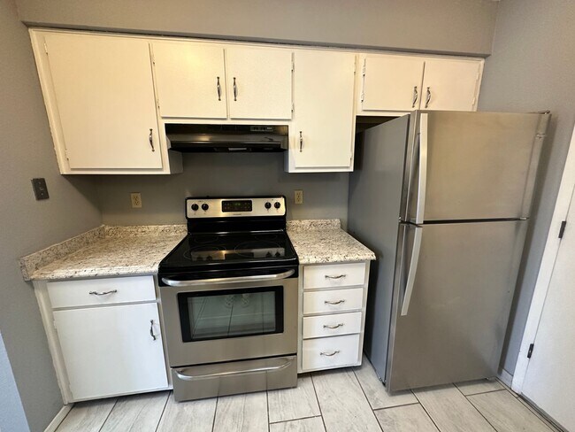 Building Photo - 3 Bedroom 2 Bathroom New flooring - Move i...