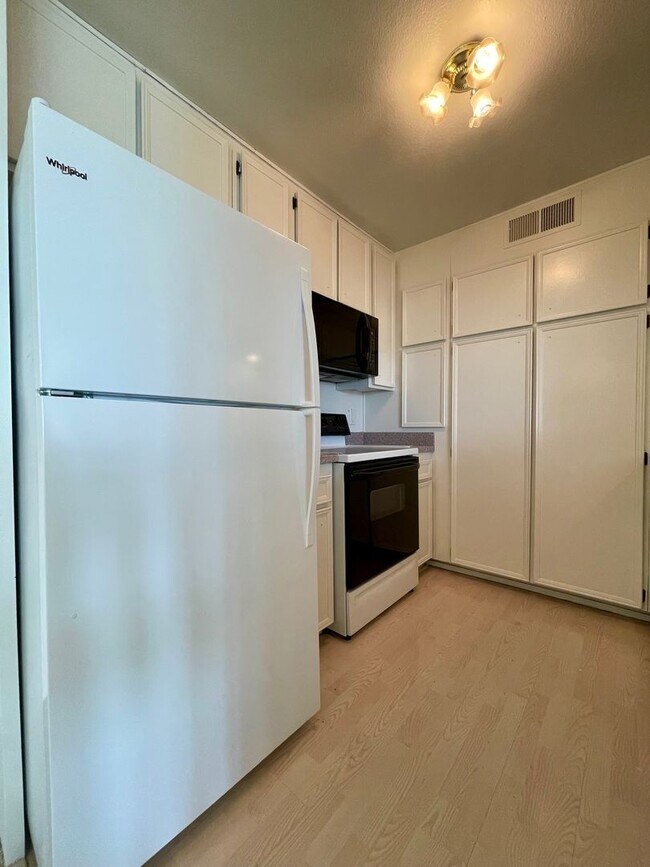 Foto del edificio - Beautiful One Bedroom One Bathroom Plus Den in La Mesa!