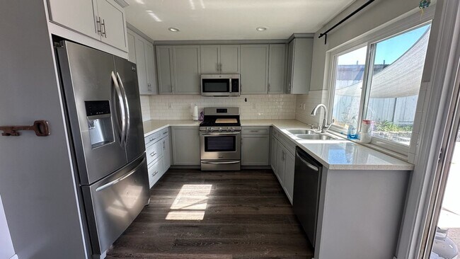 Foto del edificio - Wonderful 4 bedroom 2 bath home for rent in the heart of Mira Mesa!