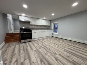 Building Photo - 318 E 1st Ave