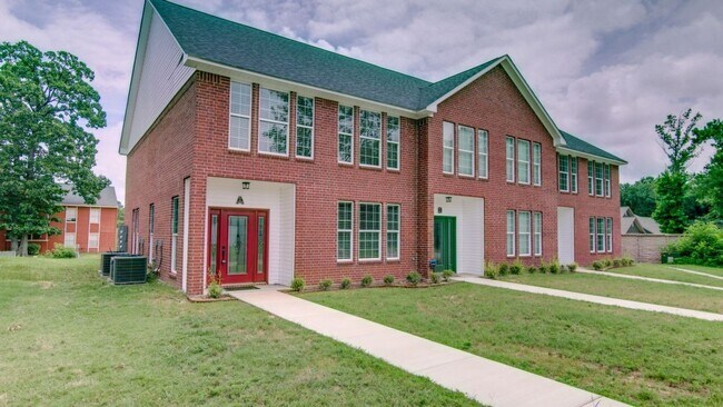 Foto del edificio - 4 Bedroom PG Townhome for Rent!