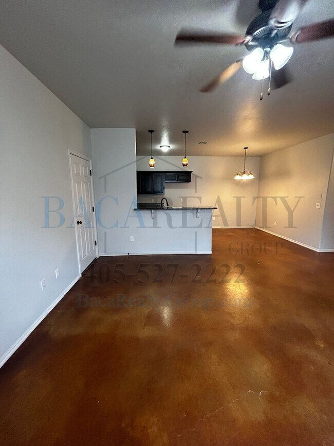 Building Photo - 3br 2ba duplex with 2 car garage!