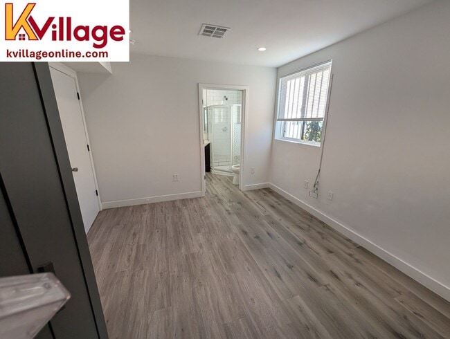 Building Photo - Private room with private bathroom (co-living) **PET-FRIENDLY FLOOR**