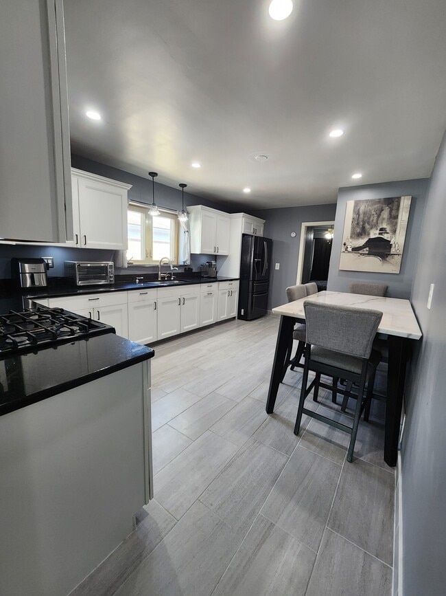 Kitchen - 6751 S Kilbourn Ave