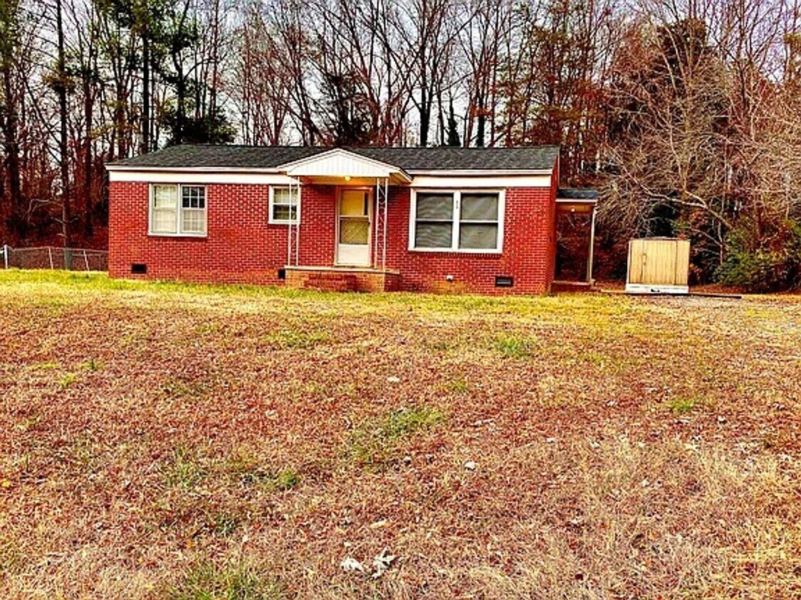 Foto principal - A well maintained 3 bedroom 1 bath brick r...