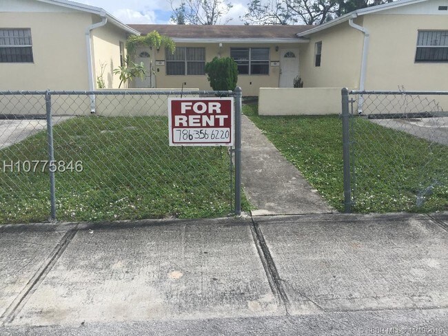 Foto del edificio - 19100 NW 27th Ave