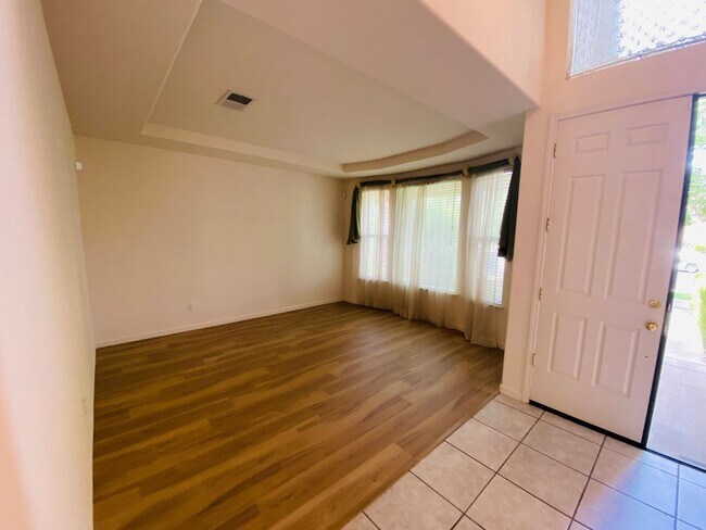 Foto del edificio - Large 2 Story Home