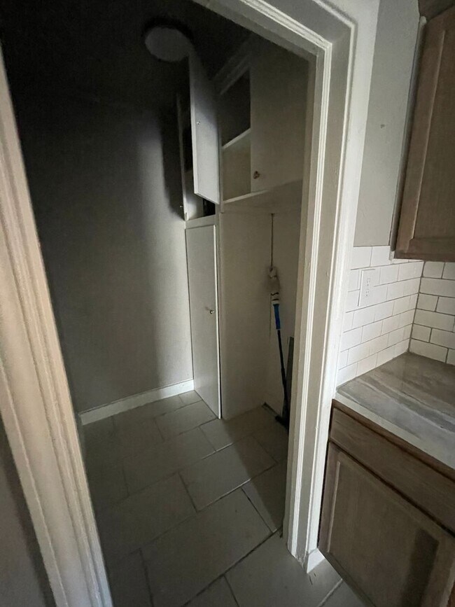 Building Photo - 5 bed 2 bath house for rent in great upcom...