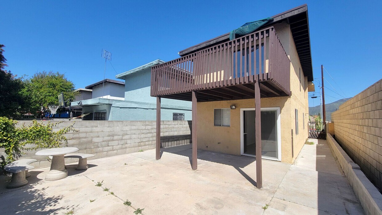 Primary Photo - 3 bedroom, 1.5 Bath townhouse with a garage