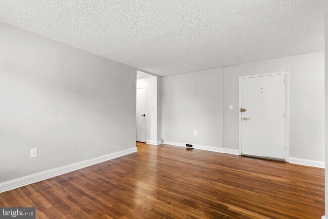 Foto del edificio - 7630 Tomlinson Ave