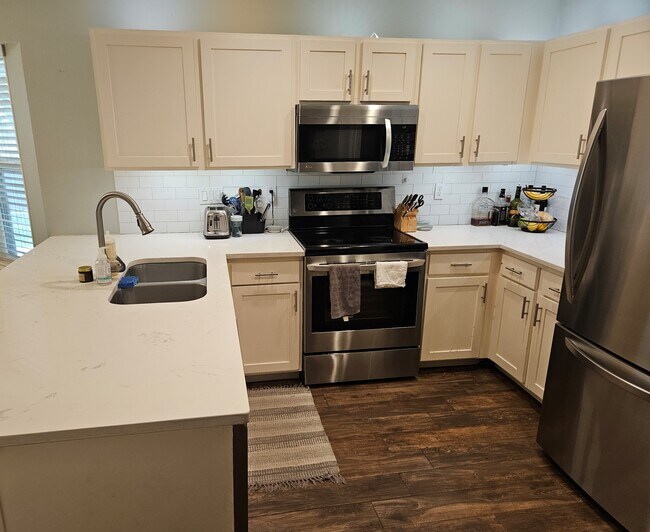 Kitchen & Stainless Steel Appliances - 2134 Pecan Hollow Dr