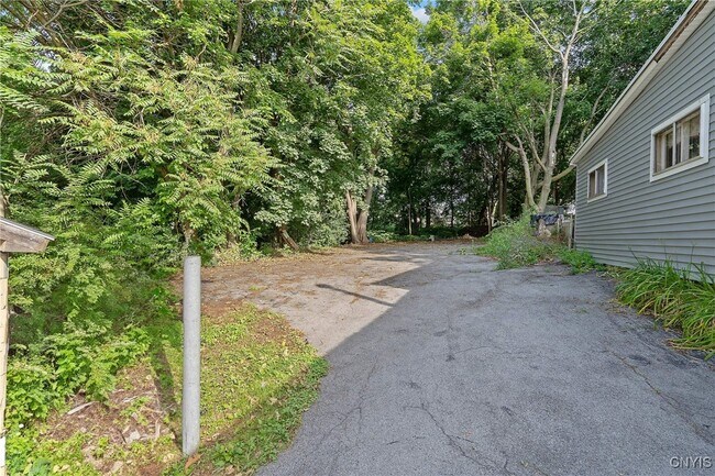 Building Photo - 117 W Schuyler St