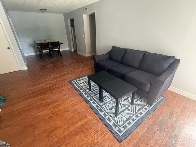 Foto del edificio - Room in Apartment on N Hamilton St
