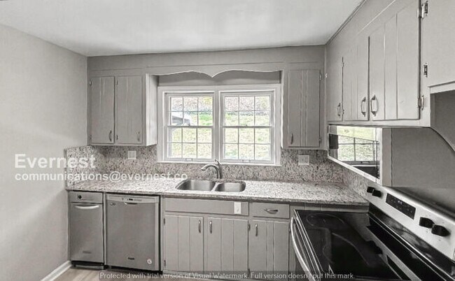 Foto del edificio - Beautiful 4 Bed & 2 Bath Home with Bonus Room / Pets Accepted