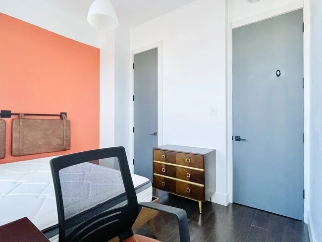Foto del edificio - Furnished room/NOT APARTMENT
