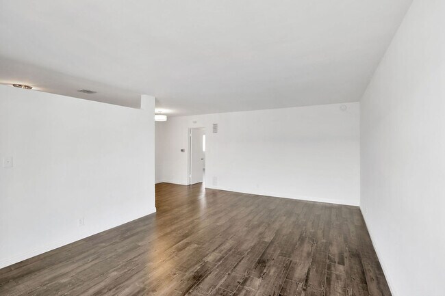 Building Photo - 7600 Romaine St