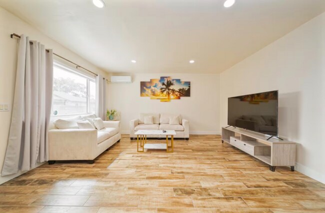 Foto del edificio - 0000 Adelia Ave