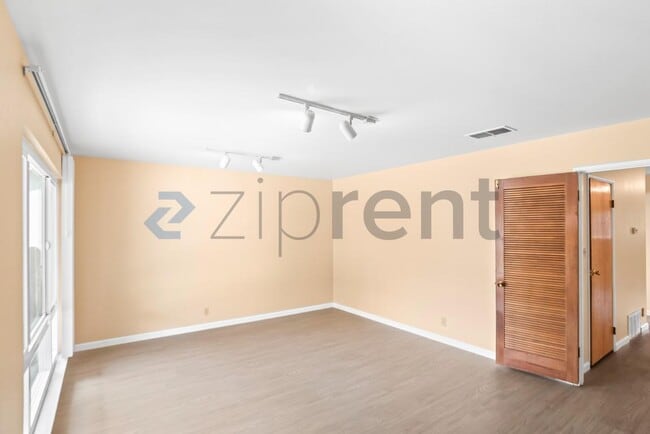 Building Photo - Unit