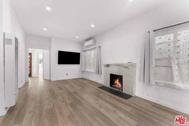 Building Photo - 33 Wavecrest Ave