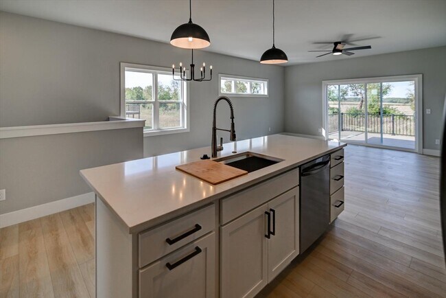 Foto del edificio - 2949 Blue Grass Dr