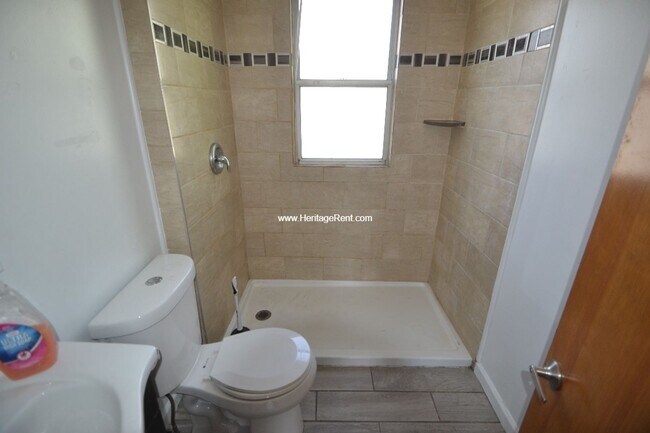 Foto del edificio - Great 4 bedroom 2 Bath with brand new grea...