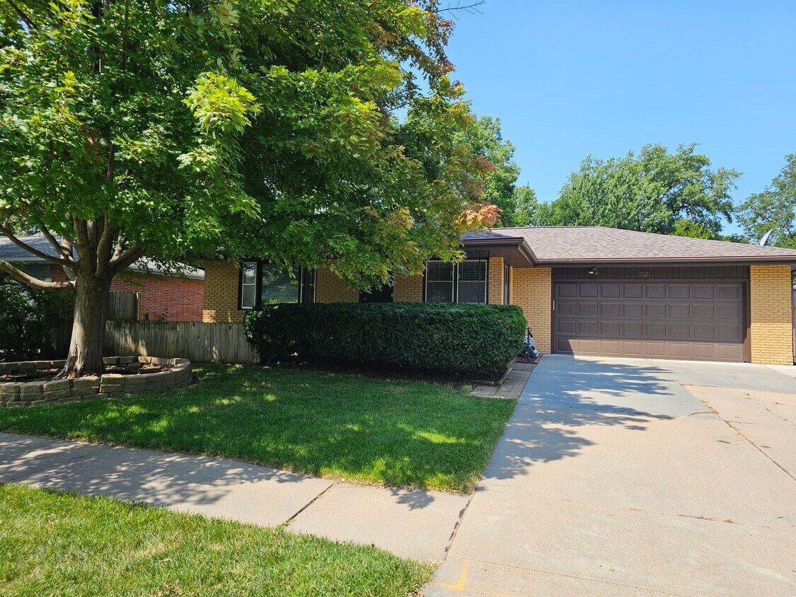 Primary Photo - Stunning Ranch 4 bedroom