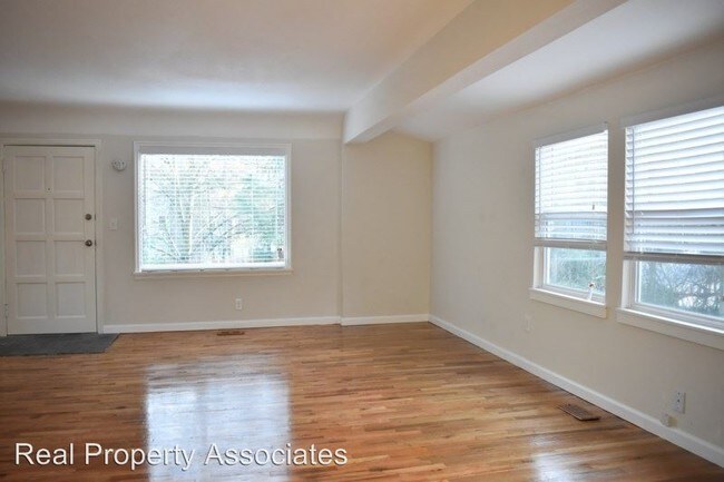 Building Photo - 9801 Roosevelt Way NE