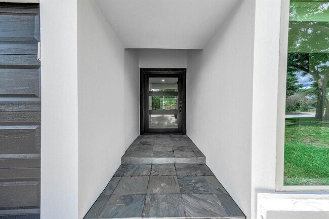 Foto del edificio - 7702 Richmond Ave.