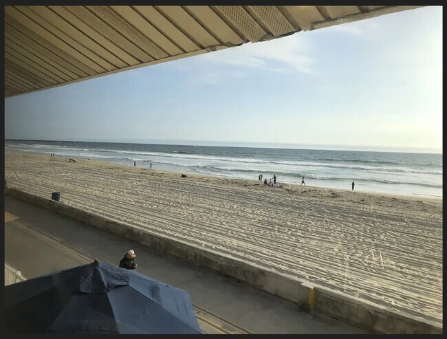 Foto del edificio - 3261 Ocean Front Walk