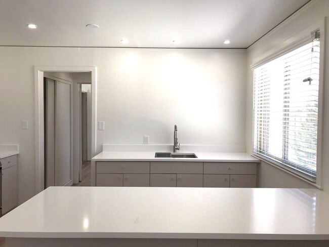 Building Photo - Renovated. Great Los Alamos location, No C...